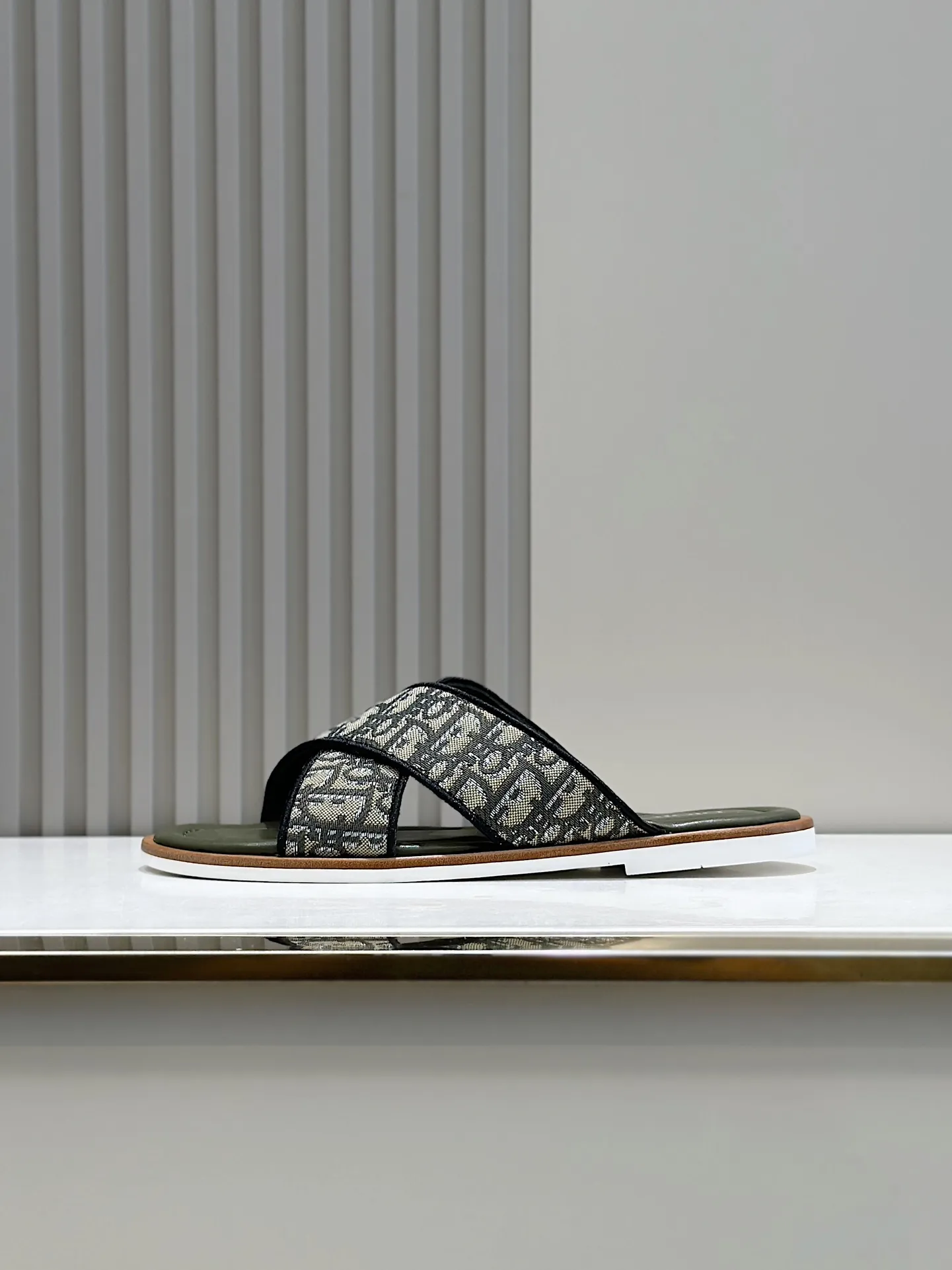P320 [DIOR] Size 39-44 (38.45 custom-made) 2024ss Dior’s latest men’s slippers are a must-have. Dior Alias ​​Men's Genuine Leather Slippers This summer new Alias ​​sandal embodies a casual and elegant style. Carefully crafted from grained cow leather and Oblique printed fabric, with cowhide lining! Cross-strap design with metal-clad brass CD Diamond logo. The imported cowhide leather and rubber sole adds sophistication and comfort, while Oblique print-effect anti-slip panels add style.